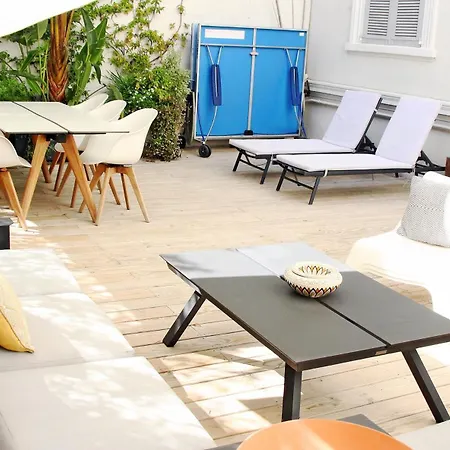 Super Central, Spacious, Sunny Large Deck & דירה