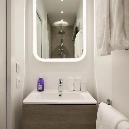 Super Central, Spacious, Sunny Large Deck &