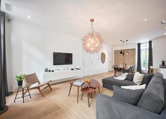 Apartament Super Central, Spacious, Sunny Large Deck & *