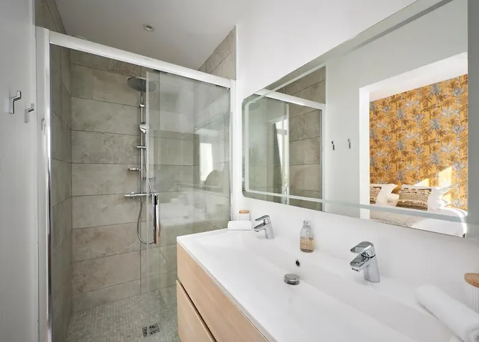 Apartament Super Central, Spacious, Sunny Large Deck & Cannes