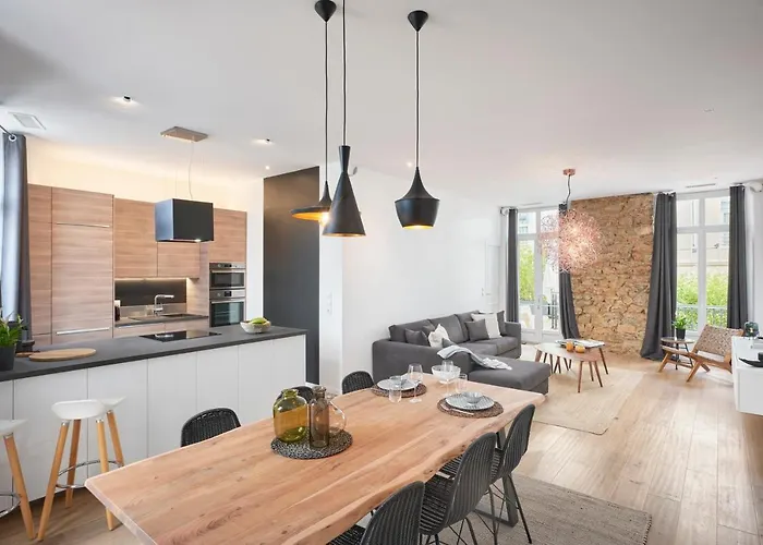 Apartament Super Central, Spacious, Sunny Large Deck &