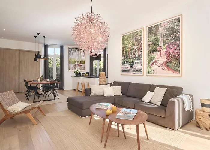 Super Central, Spacious, Sunny Large Deck & *