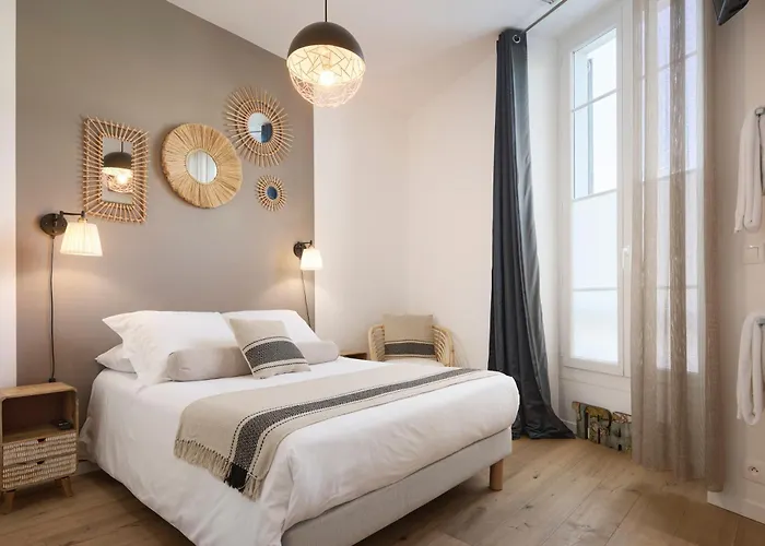 Super Central, Spacious, Sunny Large Deck &