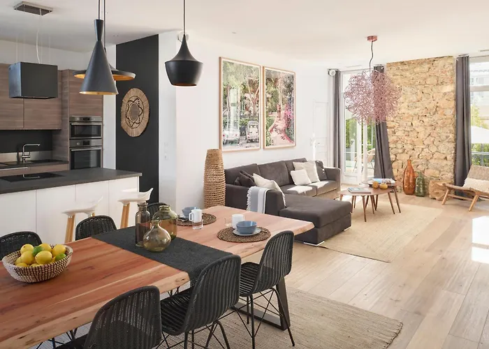 Super Central, Spacious, Sunny Large Deck & Apartament *