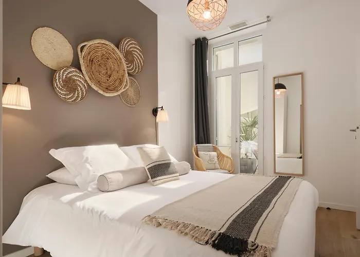 Apartament Super Central, Spacious, Sunny Large Deck & *