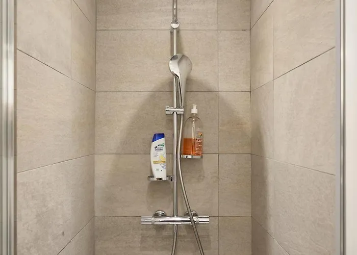 Super Central, Spacious, Sunny Large Deck &