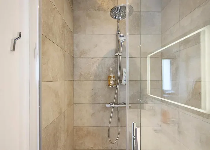 Apartament Super Central, Spacious, Sunny Large Deck &