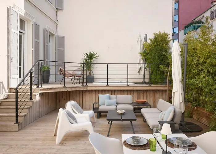 Super Central, Spacious, Sunny Large Deck & Apartament *