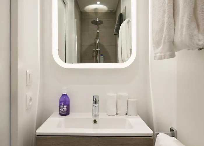 Super Central, Spacious, Sunny Large Deck &