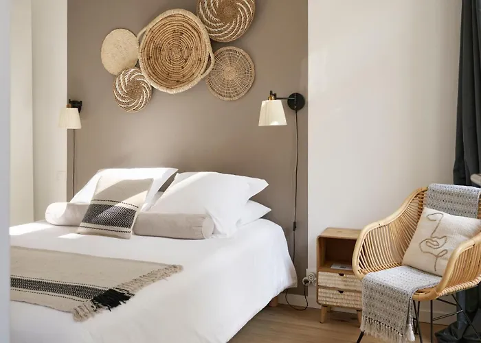 Super Central, Spacious, Sunny Large Deck & Apartament