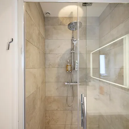 Appartement Super Central, Spacious, Sunny Large Deck &