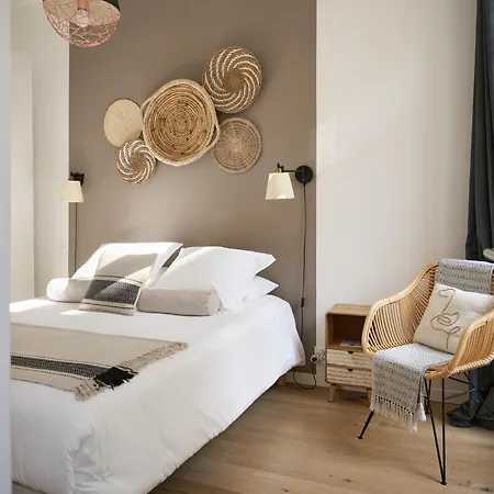 Super Central, Spacious, Sunny Large Deck & Appartement