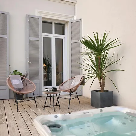 Super Central, Spacious, Sunny Large Deck & Appartement